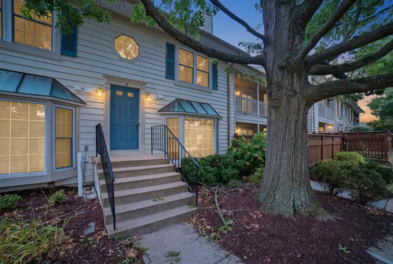 Townhome in Alexandria, VA: real estate photo 1 of 14