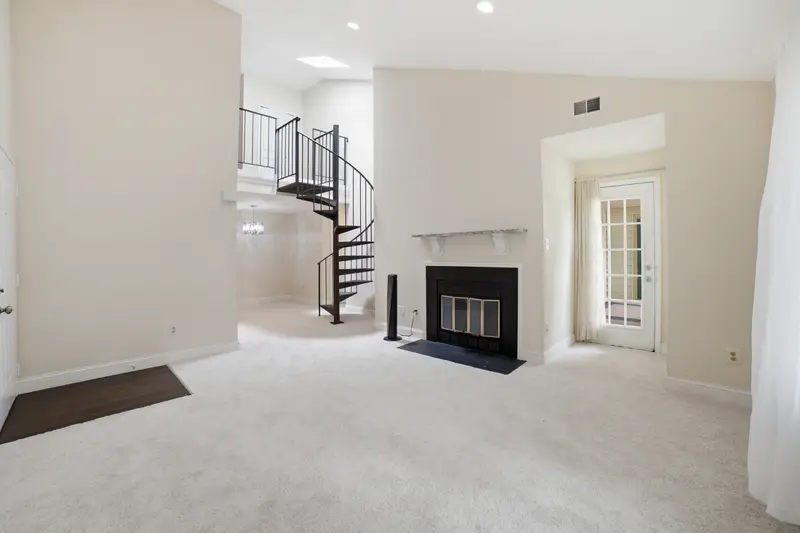 Townhome in Alexandria, VA: real estate photo 3 of 14