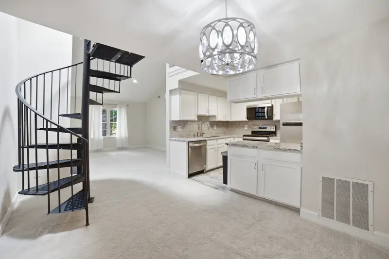 Townhome in Alexandria, VA: real estate photo 6 of 14