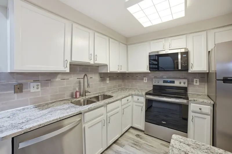 Townhome in Alexandria, VA: real estate photo 7 of 14