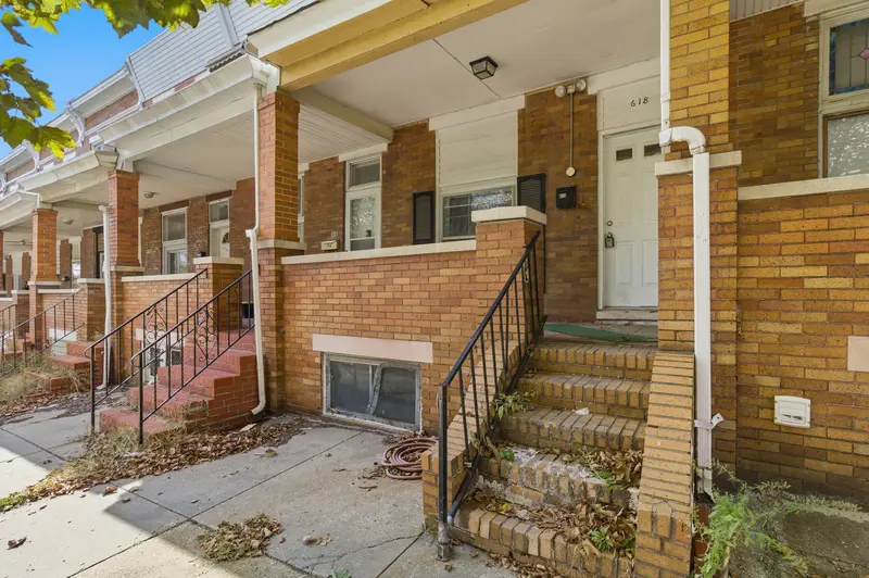 Brick rowhome in Baltimore, MD: real estate photo 2 of 14