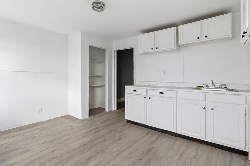 Brick rowhome in Baltimore, MD: real estate photo 5 of 14