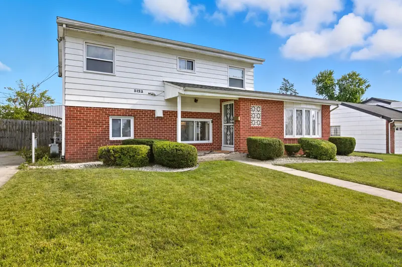 Split-level in Baltimore, MD: real estate photo 2 of 14