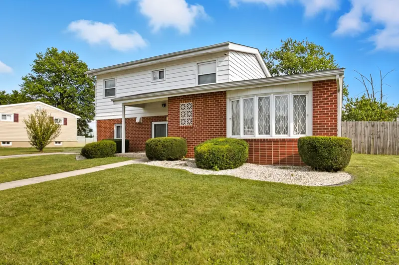 Split-level in Baltimore, MD: real estate photo 3 of 14