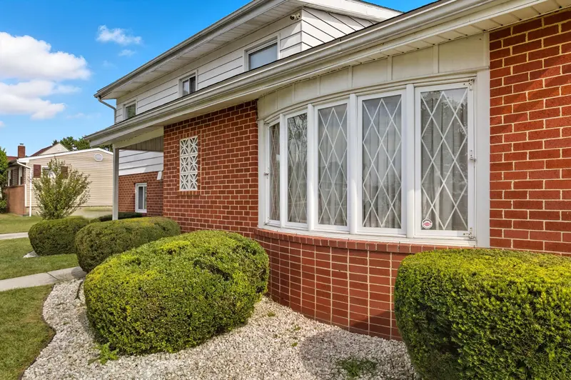 Split-level in Baltimore, MD: real estate photo 4 of 14