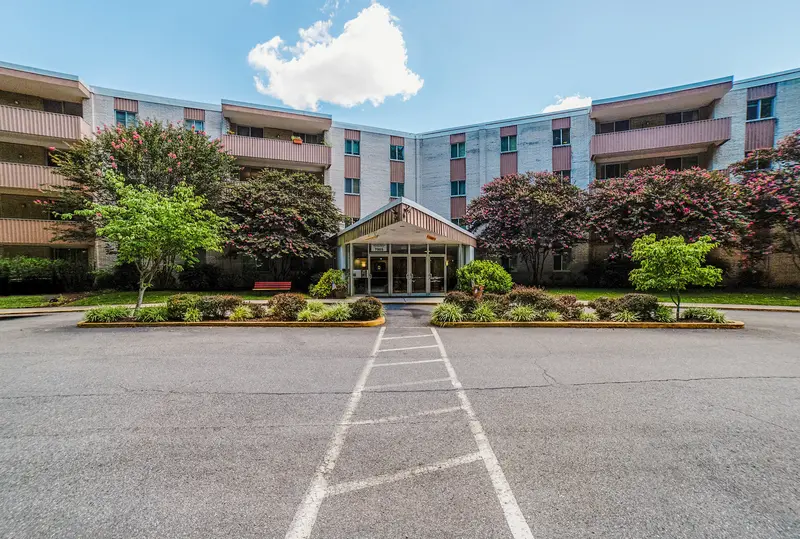 Renovated condo with pool in Bethesda, MD: real estate photo 2 of 14