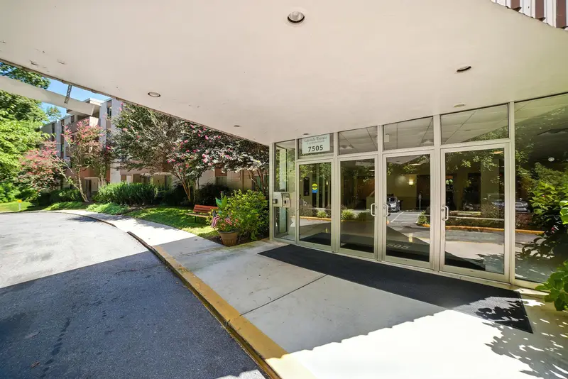 Renovated condo with pool in Bethesda, MD: real estate photo 3 of 14