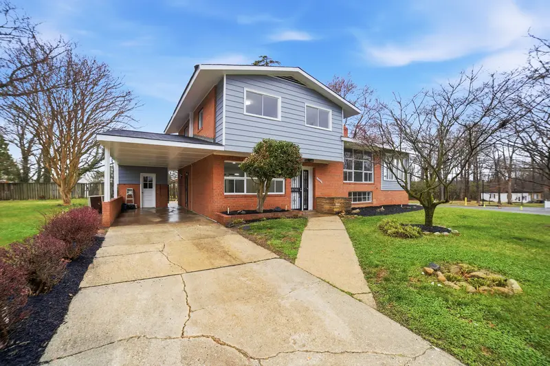 Split-level in Camp Springs, MD: real estate photo 2 of 14