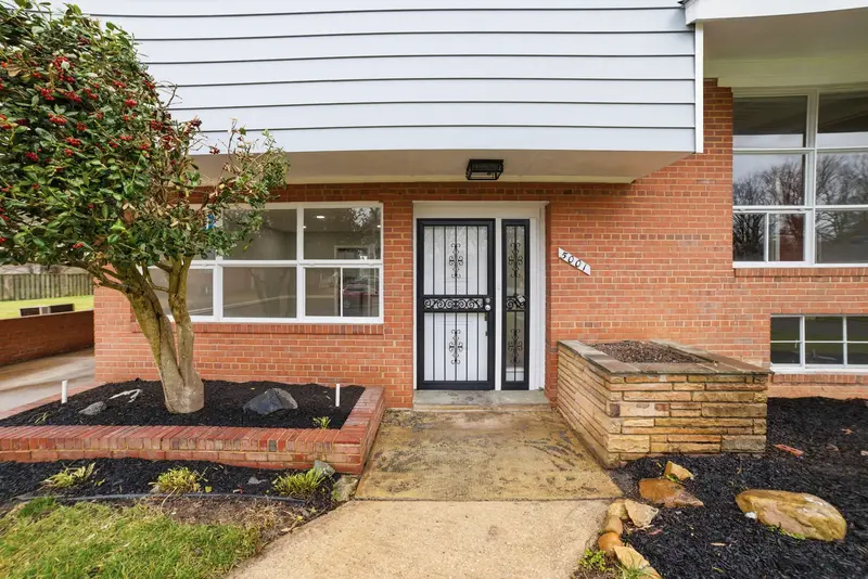 Split-level in Camp Springs, MD: real estate photo 3 of 14