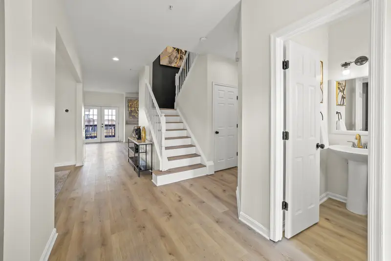 Colonial in Clinton, MD: real estate photo 1 of 14