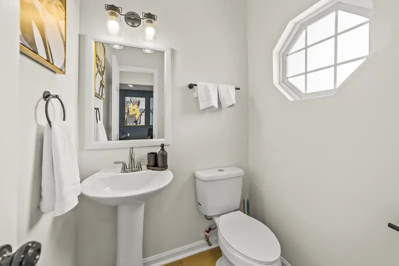 Colonial in Clinton, MD: real estate photo 3 of 14