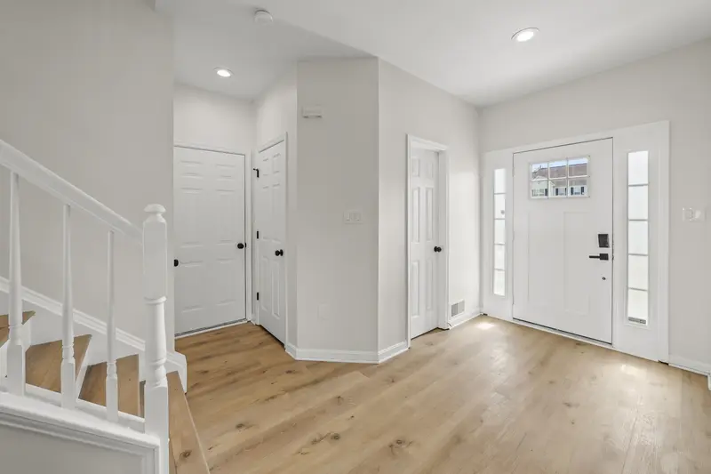 Colonial in Clinton, MD: real estate photo 5 of 14