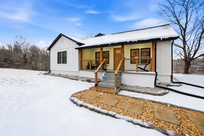 Farmhouse rental in Culpeper, VA: real estate photo 2 of 14