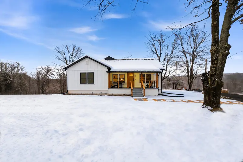 Farmhouse rental in Culpeper, VA: real estate photo 3 of 14