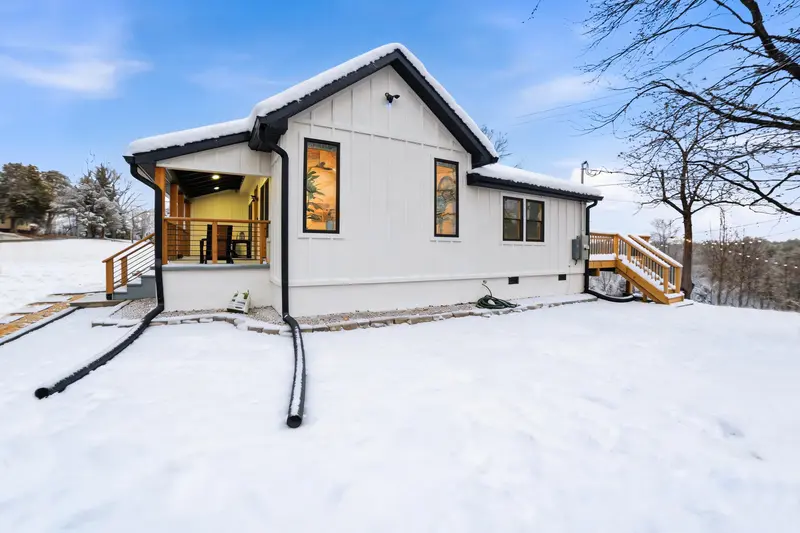 Farmhouse rental in Culpeper, VA: real estate photo 4 of 14