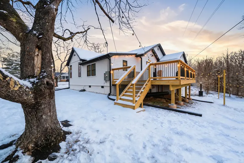 Farmhouse rental in Culpeper, VA: real estate photo 5 of 14