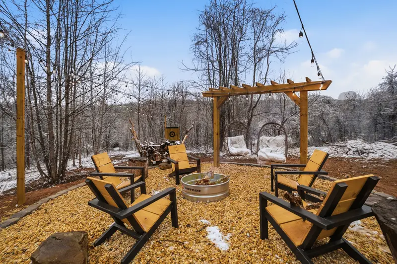 Farmhouse rental in Culpeper, VA: real estate photo 9 of 14