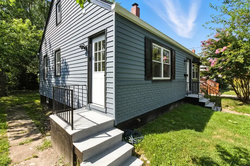 Renovated cottage in Essex, MD: real estate photo 2 of 14