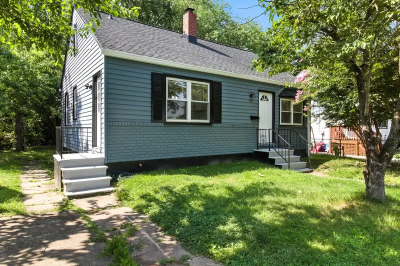 Renovated cottage in Essex, MD: real estate photo 3 of 14