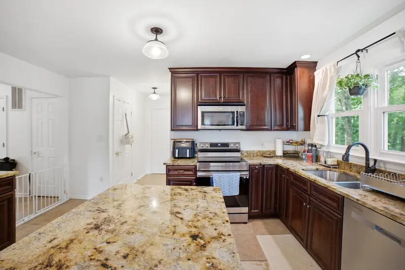 Colonial in Fredericksburg, VA: real estate photo 7 of 14