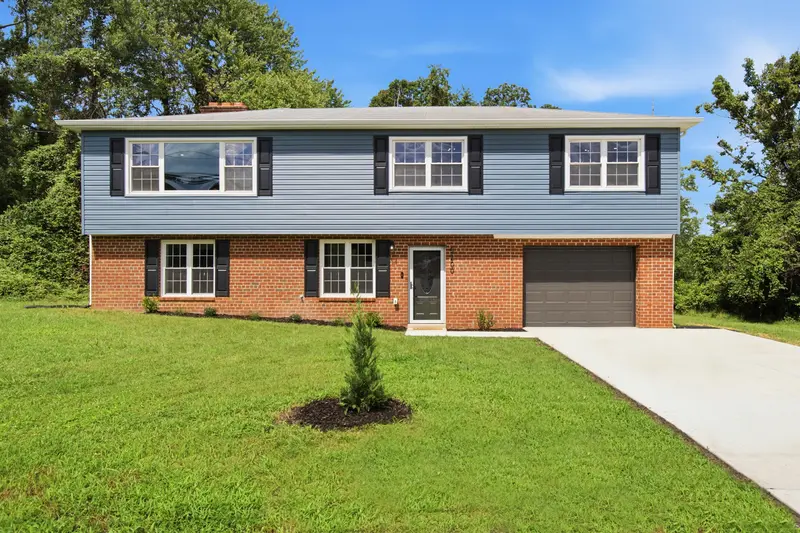 Renovated colonial in Lanham, MD: real estate photo 2 of 14