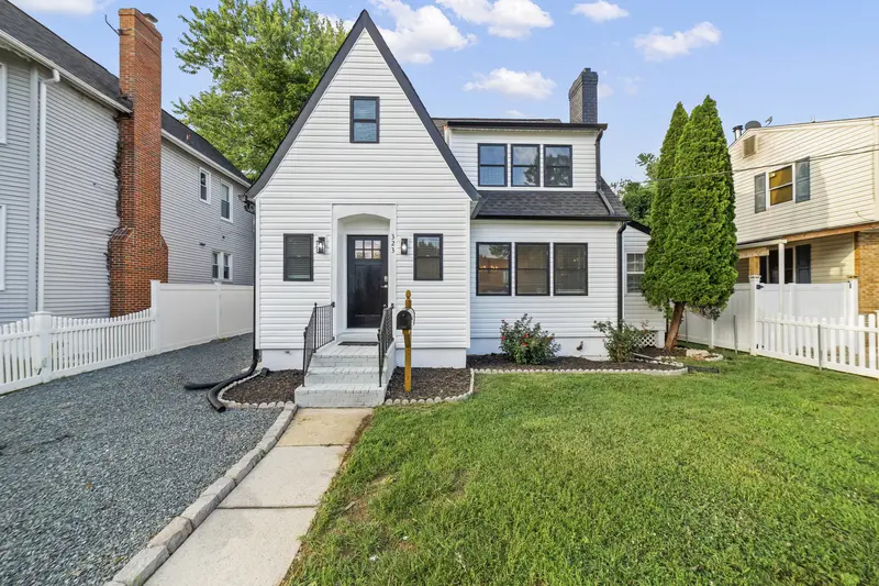 Renovated cape cod in Laurel, MD: real estate photo 2 of 14