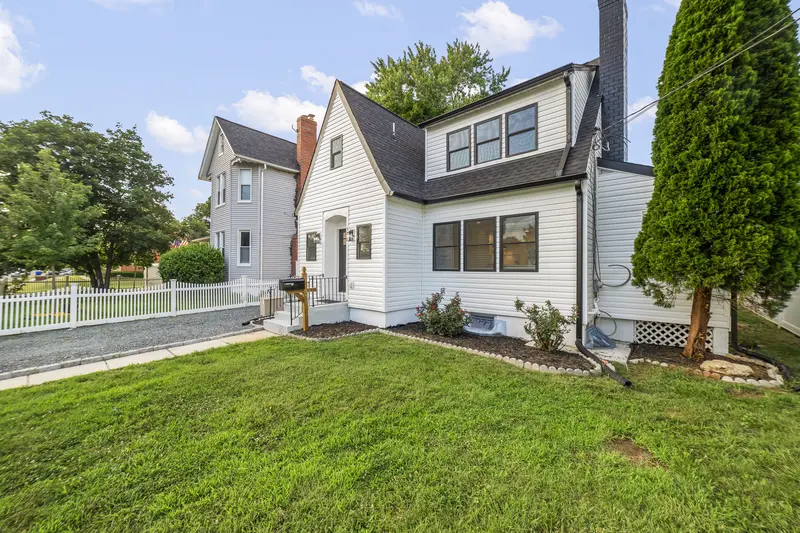 Renovated cape cod in Laurel, MD: real estate photo 3 of 14