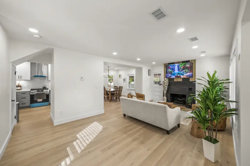 Renovated cape cod in Laurel, MD: real estate photo 5 of 14