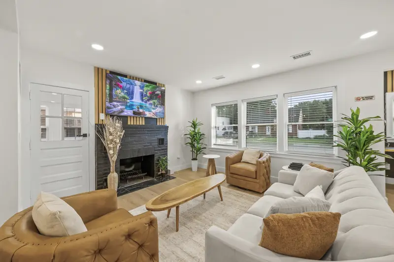 Renovated cape cod in Laurel, MD: real estate photo 11 of 14