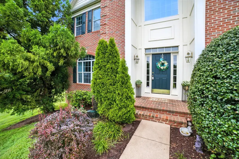Colonial on a large lot in Leesburg, VA: real estate photo 3 of 14