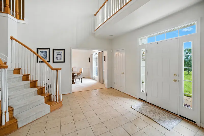 Colonial on a large lot in Leesburg, VA: real estate photo 4 of 14