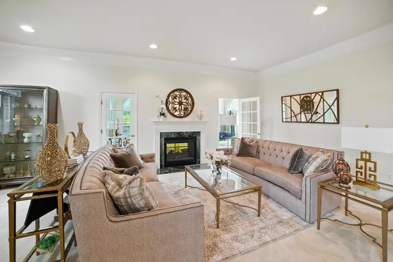 Colonial on a large lot in Leesburg, VA: real estate photo 5 of 14
