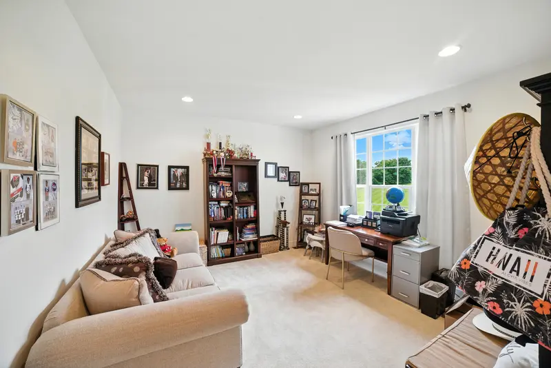 Colonial on a large lot in Leesburg, VA: real estate photo 8 of 14
