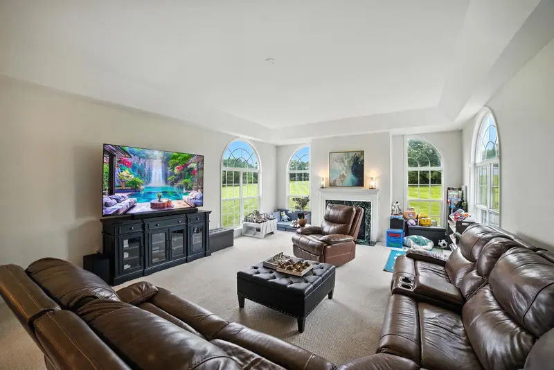 Colonial on a large lot in Leesburg, VA: real estate photo 9 of 14