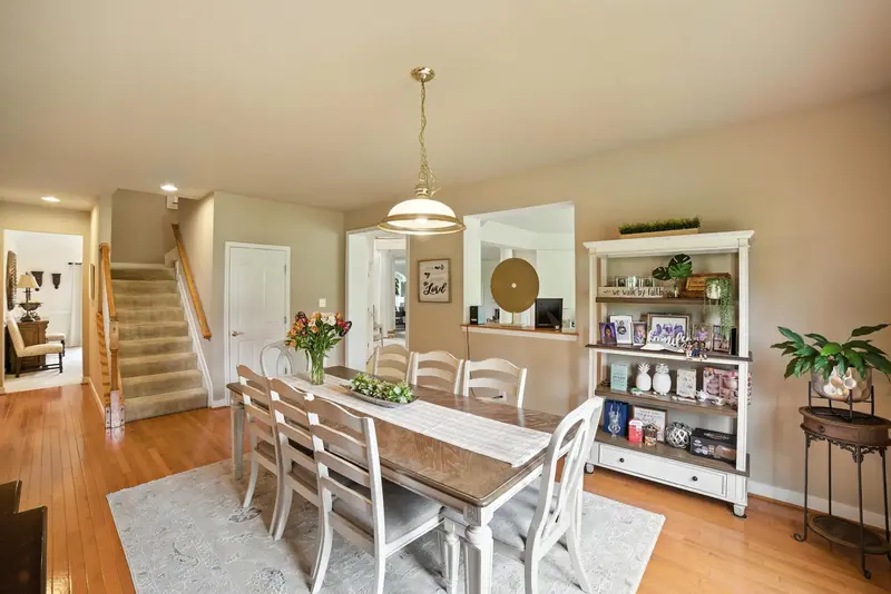 Colonial on a large lot in Leesburg, VA: real estate photo 10 of 14