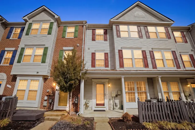 Townhome in Lorton, VA: real estate photo 1 of 14