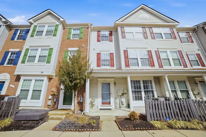 Townhome in Lorton, VA: real estate photo 2 of 14