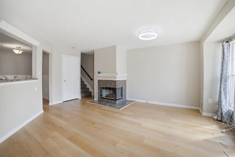Townhome in Lorton, VA: real estate photo 5 of 14