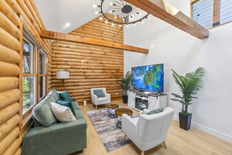 Log cabin rental in Lusby, MD: real estate photo 1 of 14