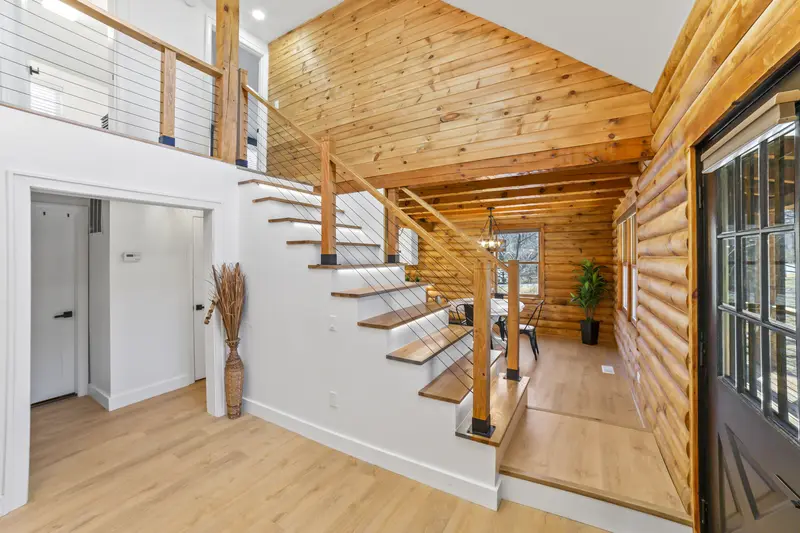 Log cabin rental in Lusby, MD: real estate photo 2 of 14