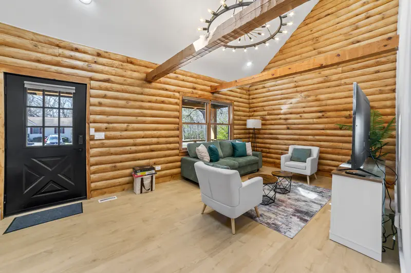 Log cabin rental in Lusby, MD: real estate photo 3 of 14