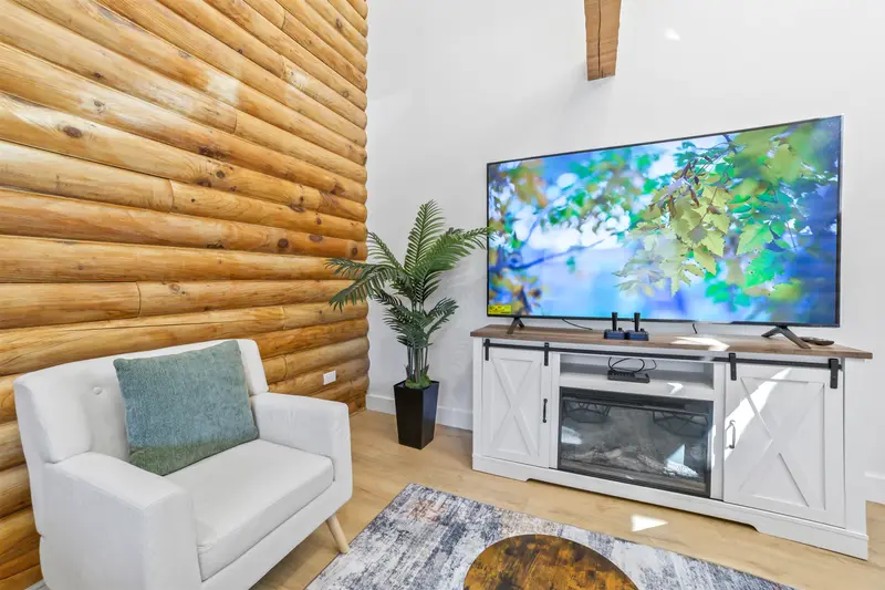 Log cabin rental in Lusby, MD: real estate photo 6 of 14