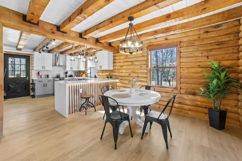 Log cabin rental in Lusby, MD: real estate photo 7 of 14