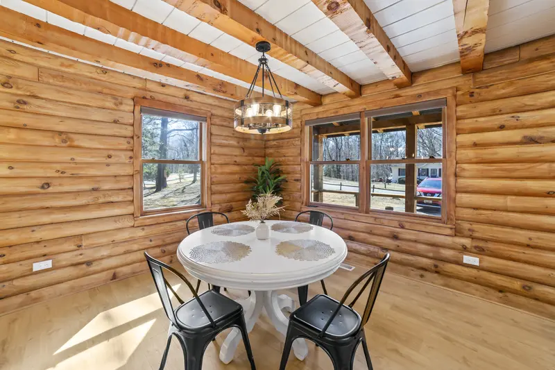 Log cabin rental in Lusby, MD: real estate photo 9 of 14
