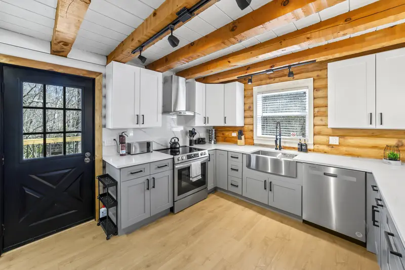 Log cabin rental in Lusby, MD: real estate photo 11 of 14