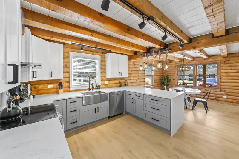 Log cabin rental in Lusby, MD: real estate photo 12 of 14