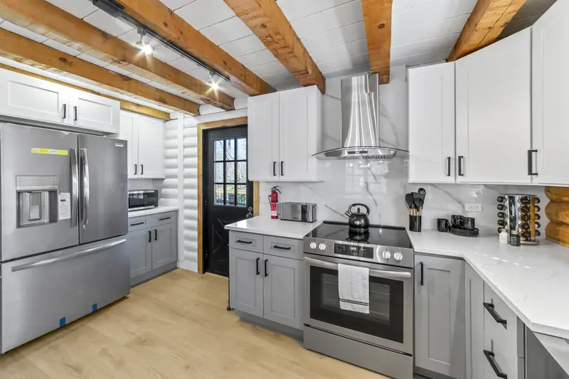 Log cabin rental in Lusby, MD: real estate photo 13 of 14