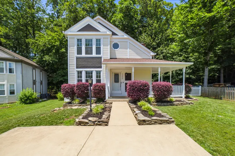 Farmhouse-style home in Montclair, VA: real estate photo 2 of 14