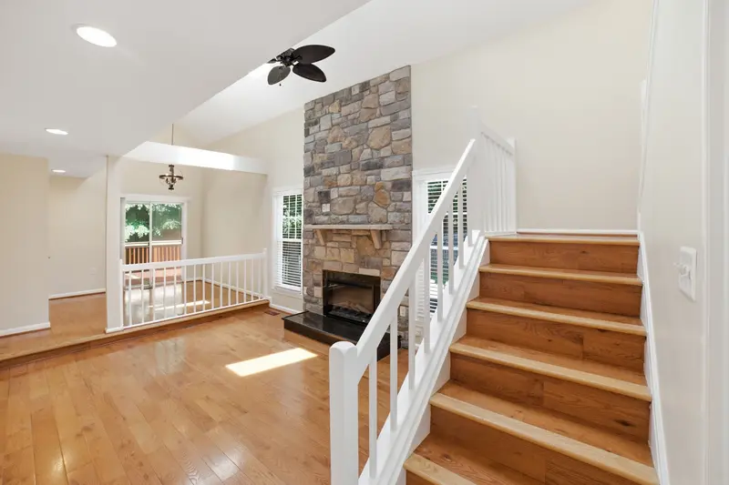 Farmhouse-style home in Montclair, VA: real estate photo 3 of 14