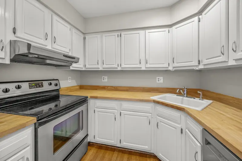 Lake community townhome in Montclair, VA: real estate photo 8 of 14